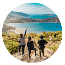 circle-mountain hikers