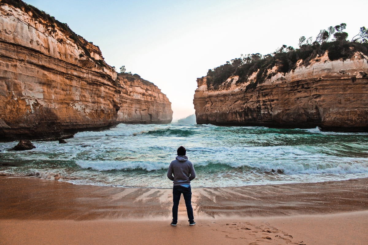 daniel-pelaez-duque-227TiFIPfsU-unsplash_sea_waves_point_caves_back_silhouette_outdoors_S