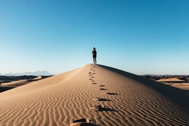 neom-aWHKsYkbCi8-unsplash_silhouette_sky_mountain-scrop650x435